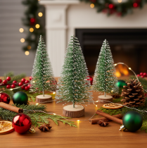 Article Mini sapins de Noël artificiels enneigés, 6 cm, lot de 12, pour décorer votre table pendant les fêtes.