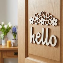 Article Décoration en bois fleurs "Hello" signe déco nature avec aimant 18/19.5cm 6pcs