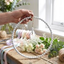 Article Couronne décorative de perles blanches Ø28cm, lot de 4 pièces - Décoration suspendue polyvalente pour le printemps, les mariages et les décorations vintage