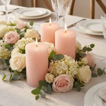 Article Bougies piliers roses 70x120mm - Lot de 4. Bougies décoratives rose clair pour une ambiance romantique et chaleureuse, idéales pour la décoration de mariage.