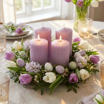 Article Lot de 4 bougies piliers décoratives rainurées, 70/130 mm, couleur lilas, pour la décoration de table, les couronnes de l'Avent et les compositions printanières.