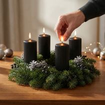Article Bougies piliers noires élégantes à motif rainuré, 70/130 mm, lot de 4 - Bougies décoratives polyvalentes pour l'Avent et les fêtes