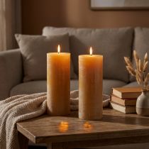 Article Lot de 2 bougies piliers XXL, couleur miel, pour une ambiance chaleureuse. Dimensions : 85 x 200 mm, durée de combustion : 100 h.