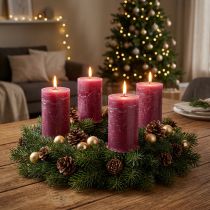 Article Bougies piliers unies Violet Baie 70x120mm, lot de 4 - Parfaites pour la décoration de table et les fêtes