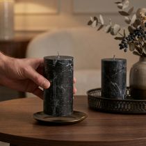 Article Bougies piliers noires 85×150mm (lot de 2), teintées dans la masse, élégantes pour la décoration et l'ambiance.