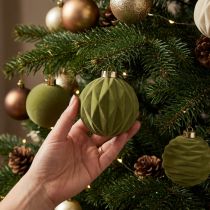 Article Boule de Noël effet velours, verte, texture variée, 8 cm, lot de 12. Boule de Noël floquée vert mousse, en plastique. Cordon en coton inclus.