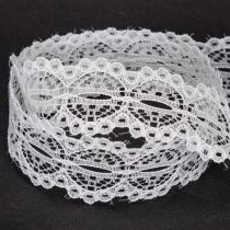 Article Ruban décoratif en coton à motif dentelle, enroulé sur un rouleau, idéal pour les loisirs créatifs et la décoration. Largeur : 25 mm. Longueur : 10 m.