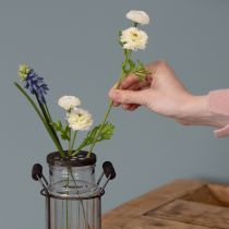 Article Bouteille en verre dans un panier en métal, idéale pour apporter une touche décorative au salon, 20 cm