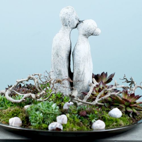 Article Figurine décorative couple embrassant pierre coulée 40cm