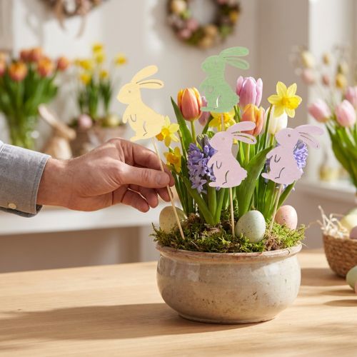 Article Lapins décoratifs sur bâtonnet, 31,5 cm, lot de 16, pour décorer tables et pots de fleurs.