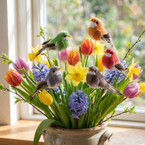 Oiseaux décoratifs artificiels pour la maison, parfaits pour le printemps, avec un plumage coloré en véritables plumes, 5 cm, lot de 18. | Floristik24.be