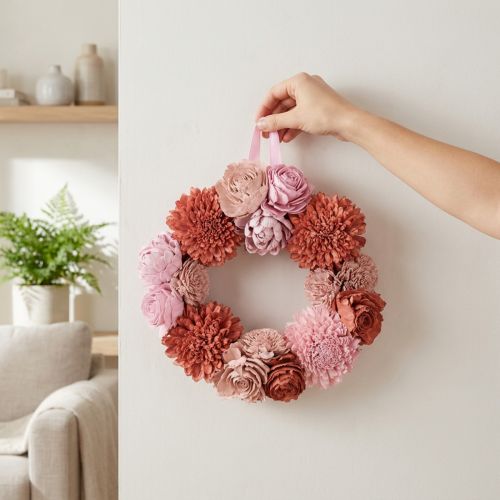 Article Couronne florale suspendue à fleurs roses pour une décoration élégante de votre espace de vie, 25 cm