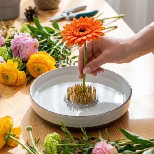 Aide à la création de compositions florales avec des épingles en laiton pour l'ikebana et les arrangements floraux | Floristik24.be