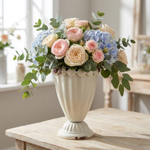 Petit vase décoratif en métal de style vintage, en forme de gobelet. | Floristik24.be