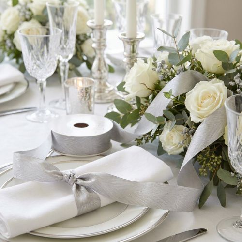 Article Luxueux ruban de soie argenté avec un élégant motif de plumes - idéal pour les mariages et les occasions festives. Large 25 mm, longueur 15 m.