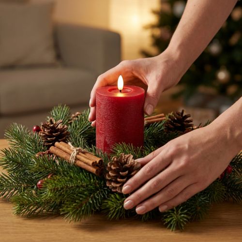 Bougie pilier LED en cire véritable rouge avec minuterie et lumière blanc chaud, 12 cm | Floristik24.be