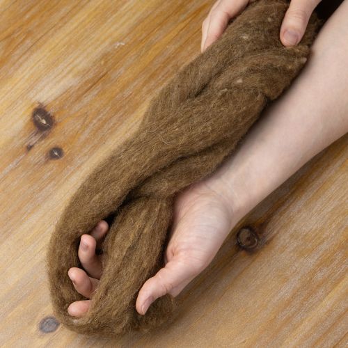 Article Cordon de laine décoratif marron, 2 m. Cordon de laine, laine à feutrer pour les loisirs créatifs et l'art floral.