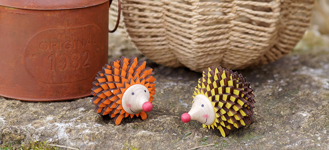 Figurines de hibou et hérisson