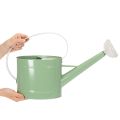 Arrosoir décoratif en métal, vert pastel rétro avec détails blancs, pour jardin, balcon et intérieur, 52,5 x 15 x 30 cm | Floristik24.be