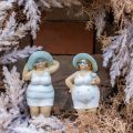 Floristik24 Figurine décorative dames sur la plage, décoration estivale, figurines de bain avec chapeau bleu/blanc H15/15,5cm lot de 2