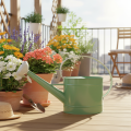 Arrosoir décoratif en métal, vert pastel rétro avec détails blancs, pour jardin, balcon et intérieur, 52,5 x 15 x 30 cm | Floristik24.be