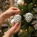 Pommes de pin cônes décoratifs à suspendre blanc 7cm 6 pièces | Floristik24.be