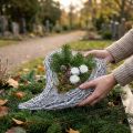 Décoration funéraire en forme de cœur de vigne blanche, ensemble de 2 pièces (30 x 23 cm), pour couvercle de tombe | Floristik24.be