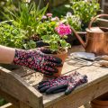 Gants de jardin Kixx, noirs à fleurs roses, taille 8 | Floristik24.be
