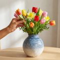 Vase en céramique émaillé bleu et blanc aspect tressé H18,5cm | Floristik24.be