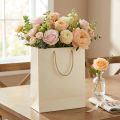 Sac cadeau sac cadeau en papier crème 26×12×32cm 1 pièce | Floristik24.be
