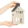 Maison décorative en métal avec cheminée et fenêtre, 24 cm | Floristik24.be